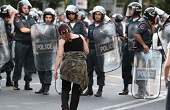 Мусорные баки выставлены протестующими на проспекте Баграмяна как «встречный» кордон перед полицией